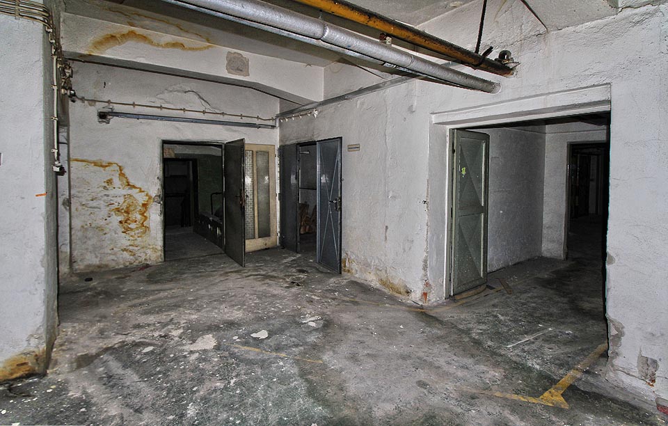 A chodby vedoucí do všech světa stran.