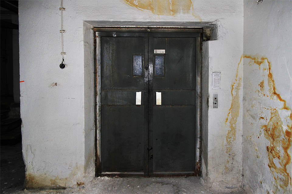 S budovou nad námi nás spojuje několik výtahů. Povětšinou již spíše nefunkčních.