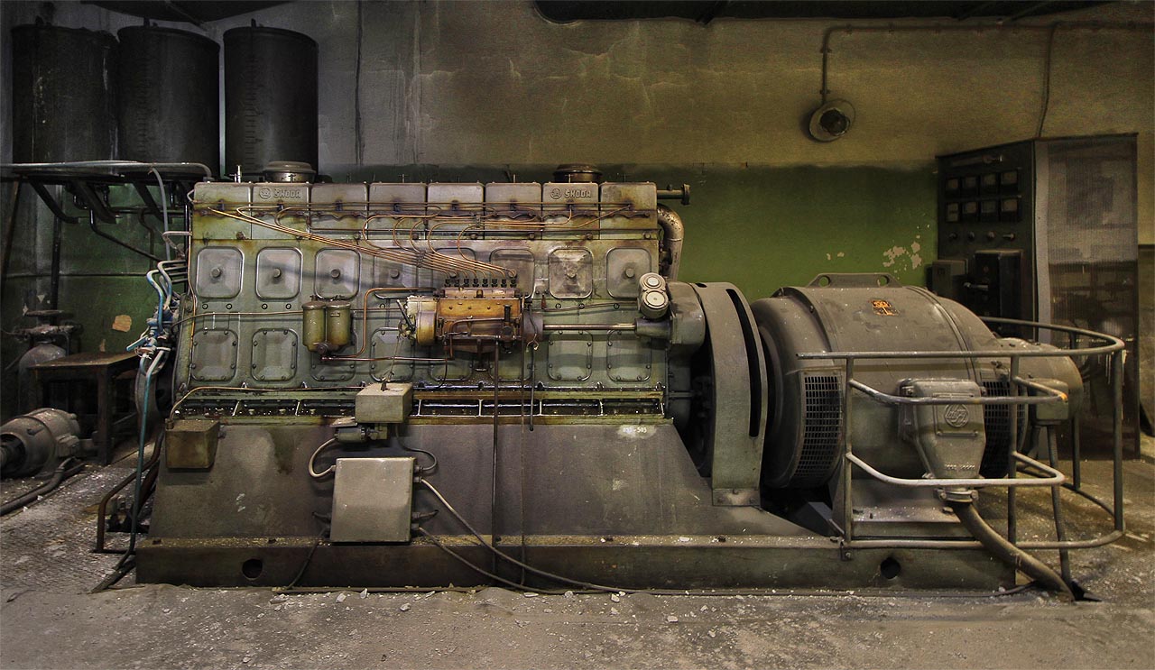 Tady je! Jako přízrak se před námi objevuje srdce podzemního labyrintu - ohromný osmiválcový dieselový motorgenerátor Škoda, který měl zajistit, že ráno vyjdou noviny, za všech okolností.