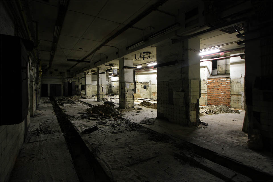 Strašidelné sloupoví hlavního sálu s rotačkami. Odtud je vstup do všech dalších prostor.