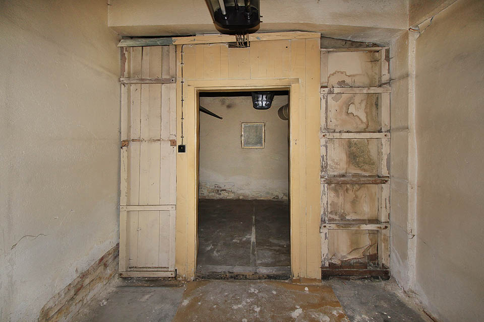 A další a další chodby, průchody a přepážky vedoucí kamsi směrem pod náměstí.