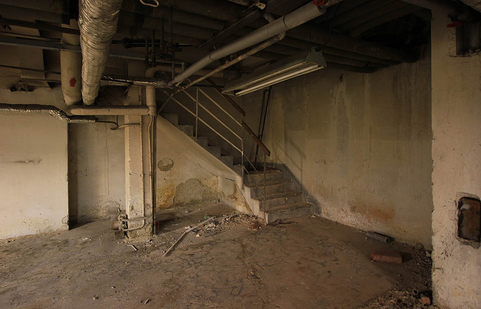 Jedno ze záhadných schodišť, které končí ve zdi.