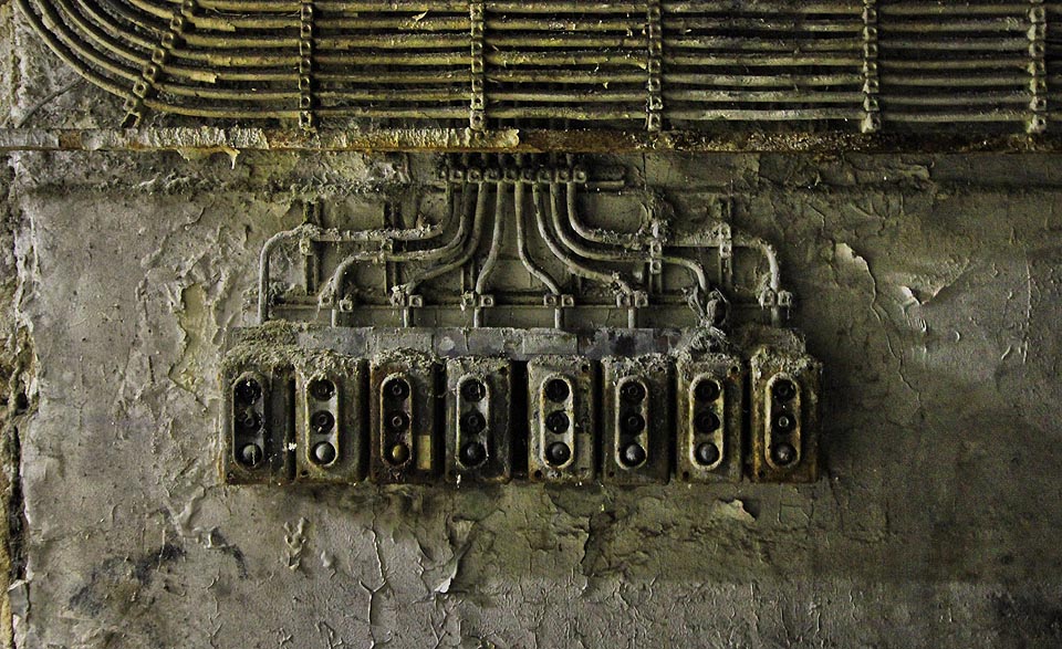 Vypínače jako by vypadly z nějaké logické etapy ve hře Machinárium.