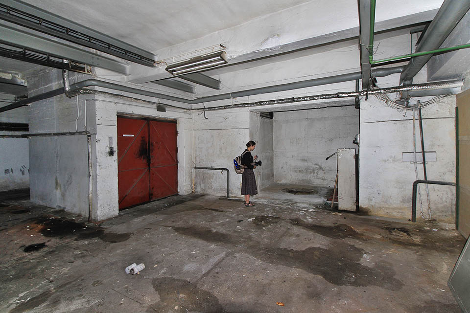 Máme štěstí. I dnes tu na nás čeká odvážná školačka, aby nás zasvětila do podzemních tajů tohoto úžasného místa.