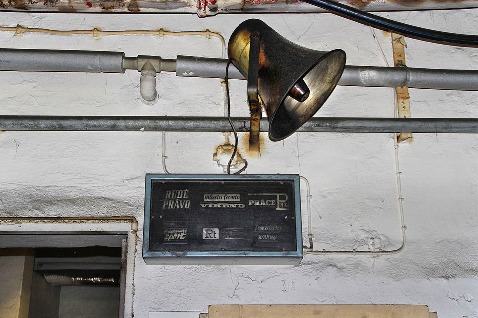 Když se stroje rozjely, nebylo slyšet nic. O tom, který deník se právě tiskne, informoval světelný panel, hluk mohl navíc překřičet amplion nádražního typu.