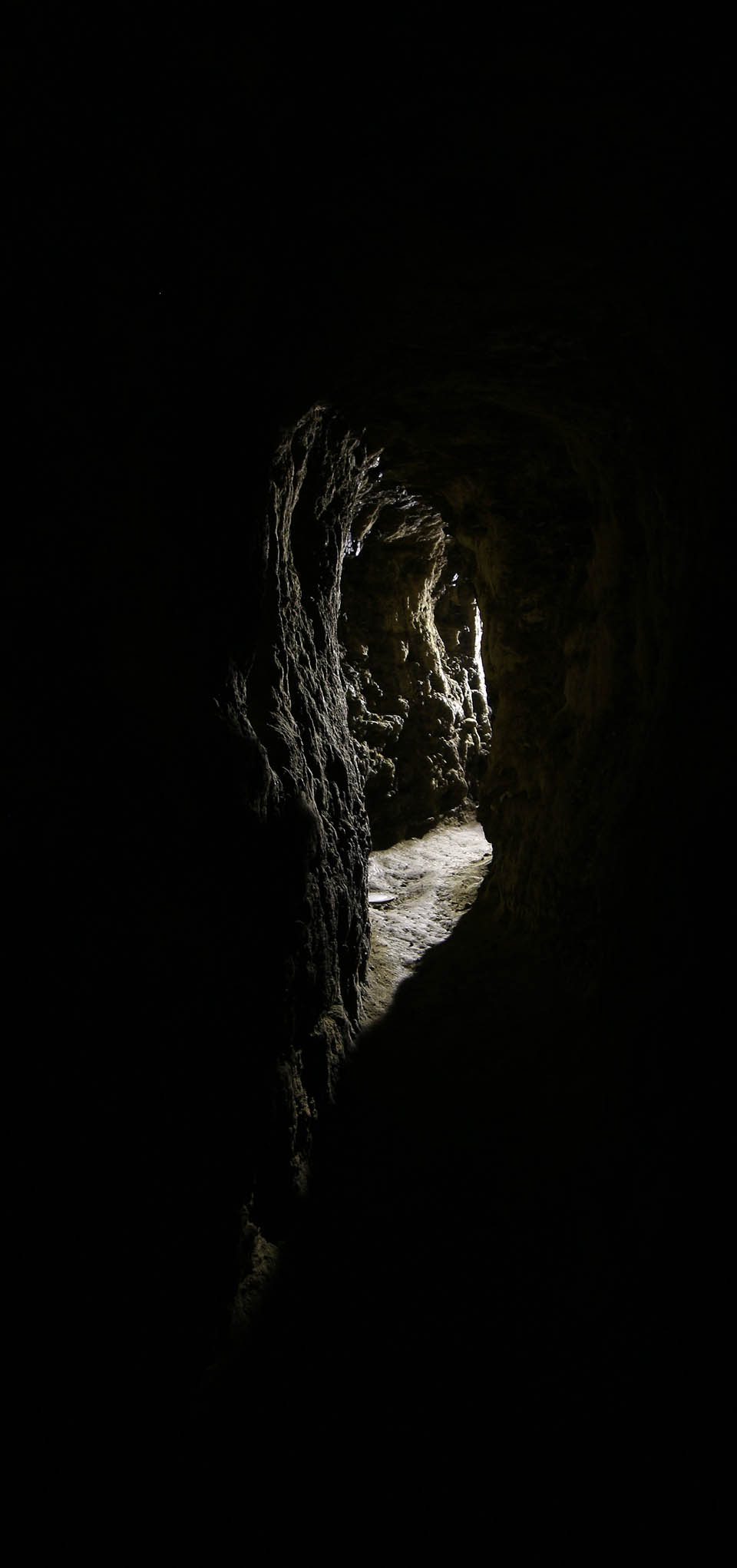 Na obrácené straně od vstupu se od hlavní chodby odvrací systém pokroucených úzkých chodbiček.