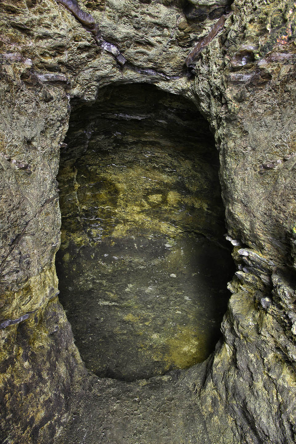 Nejzajímavějším místem v přeskačském podzemí jsou tři téměř kulové sály o průměru asi 3 m. Ze dvou vycházely k povrchu (necelé 3 m) úzké větrací průduchy.