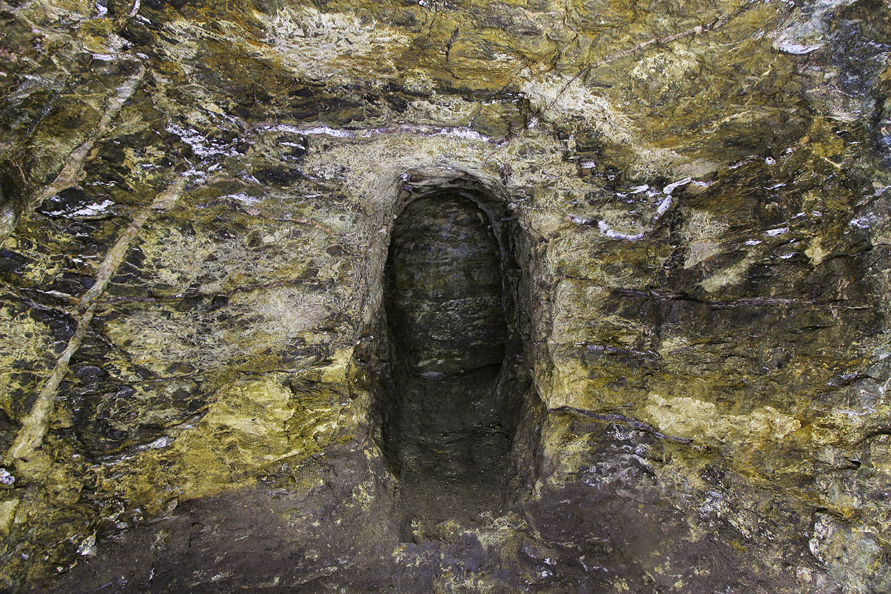 Totéž místo při nasvětelní přímým světlem. Nehomogenní struktura hadce je výborně patrná.