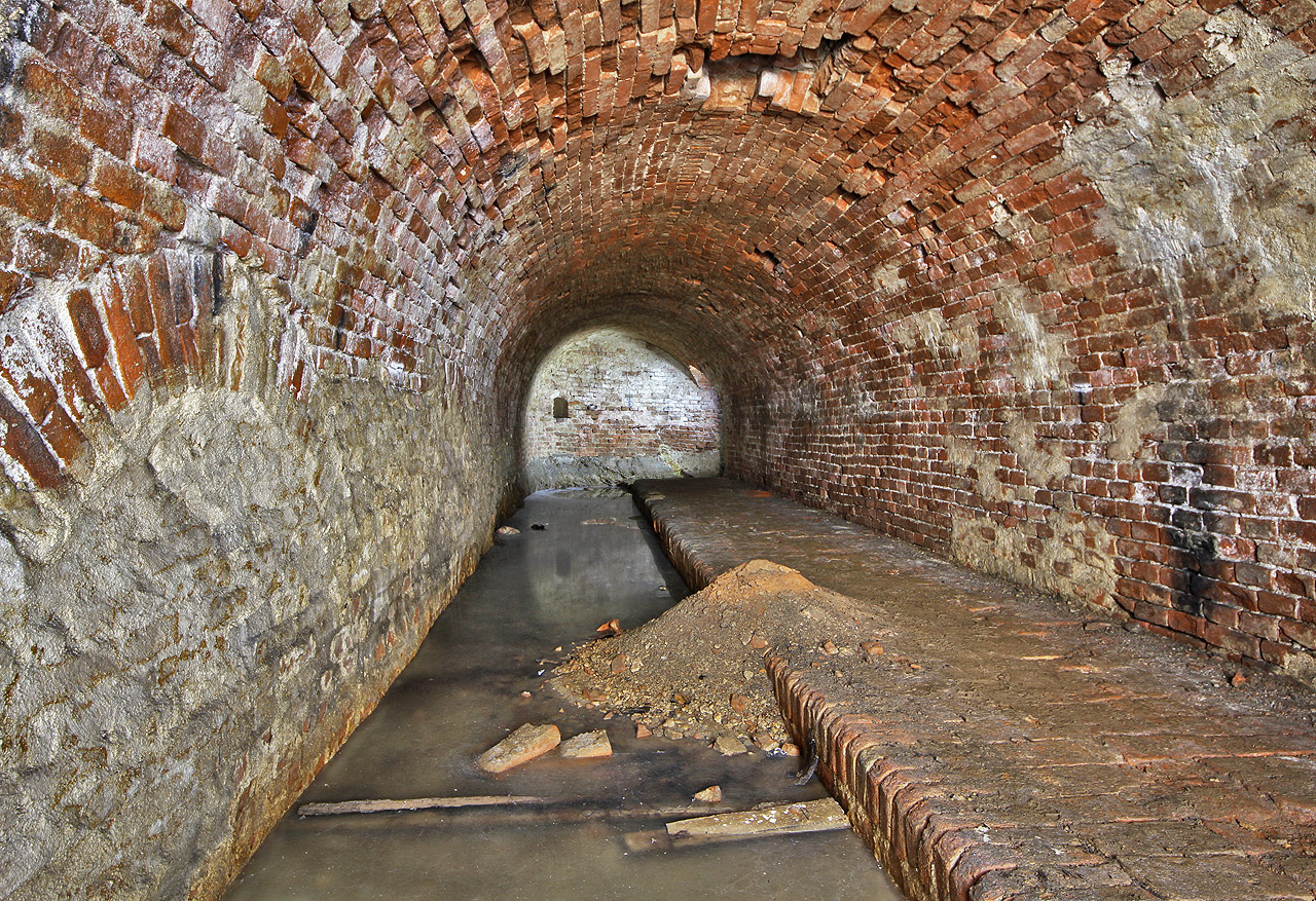 Ve zdech jsou tu navíc patrné zazděné oblouky, které mohly být jak netradičním technickým řešením zjednodušujícím založení stavby, tak prostupy do dalších neznámých podzemních prostor.