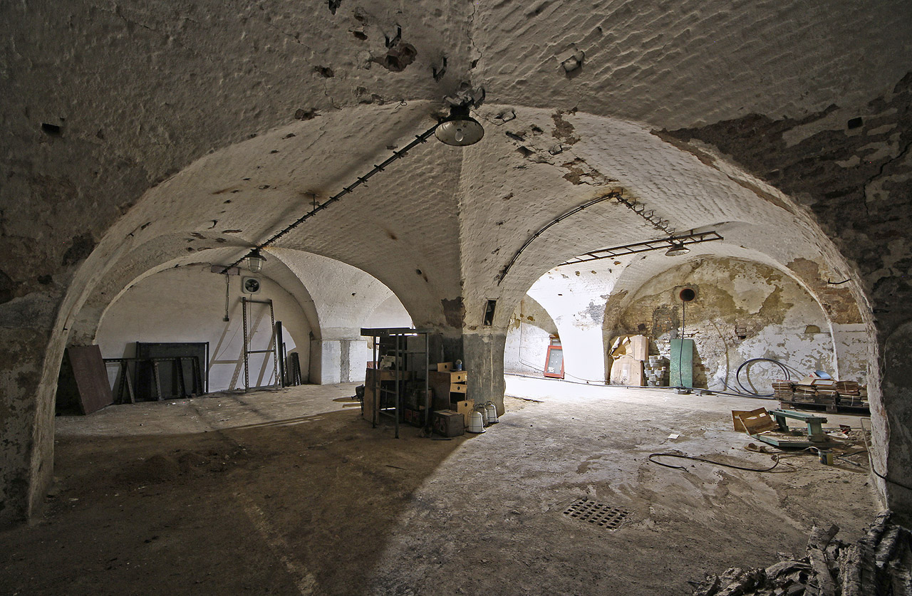 Zatímco většina sklepení je zaklenuta valenou klenbou, širší sál pod budovou ve východní částí areálu je sklenut klenbou křížovou, spočívající na působivém sloupoví.