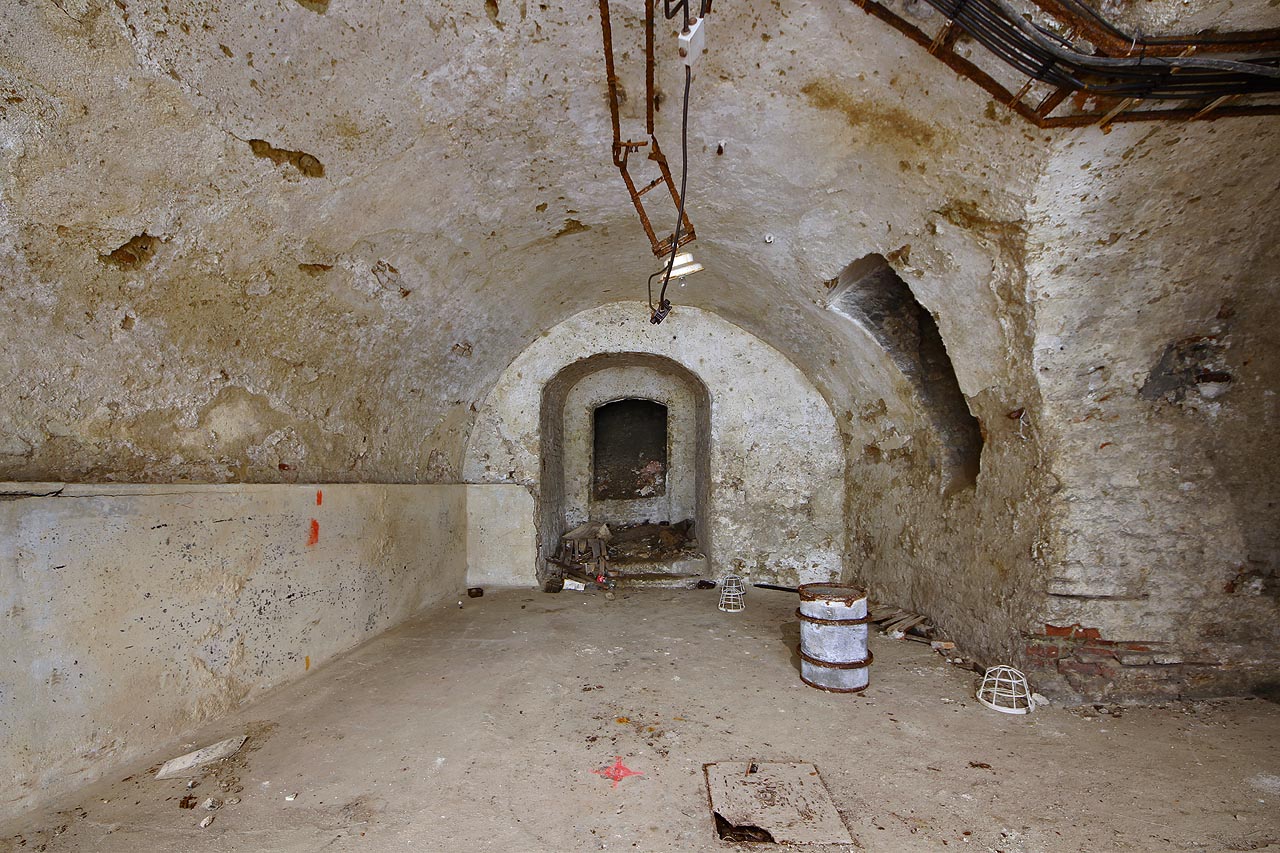 Otvor ve zdi mířící směrem pod někdejší zámek, dnes sídlo úřadu městské části, též zajímavě podsklepený. Tudy ovšem dnes již cesta nevede.