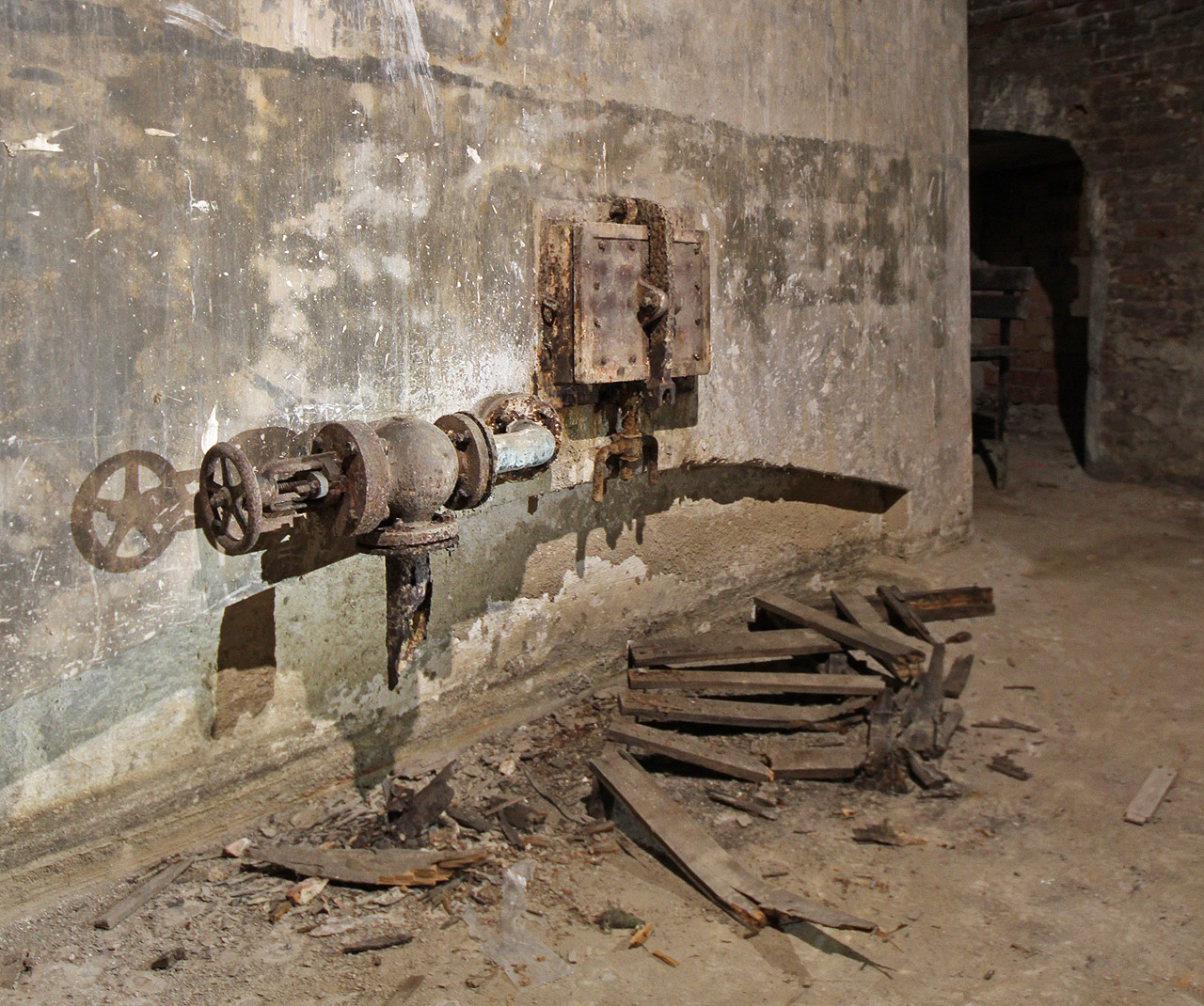 Zarezlý ventil a revizní průlez do nádrže. K jeho překonání je potřeba notná dávka odvahy.