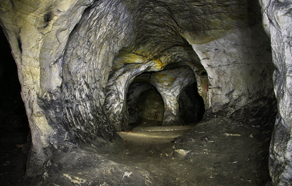 Milovníci bludišť si přijdou v podzemí na své. Chodby vedou ve více výškových úrovních a protínají se nepravidelně.