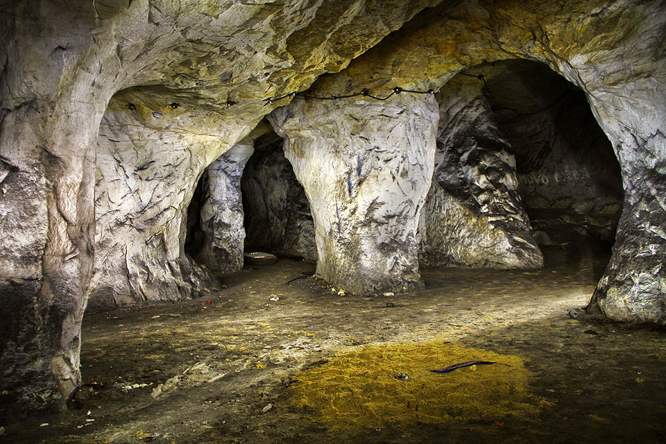Do některých částí pískovny se lze protáhnout jen úzkou skulinou, za kterou ovšem čekají další velkolepé sály.
