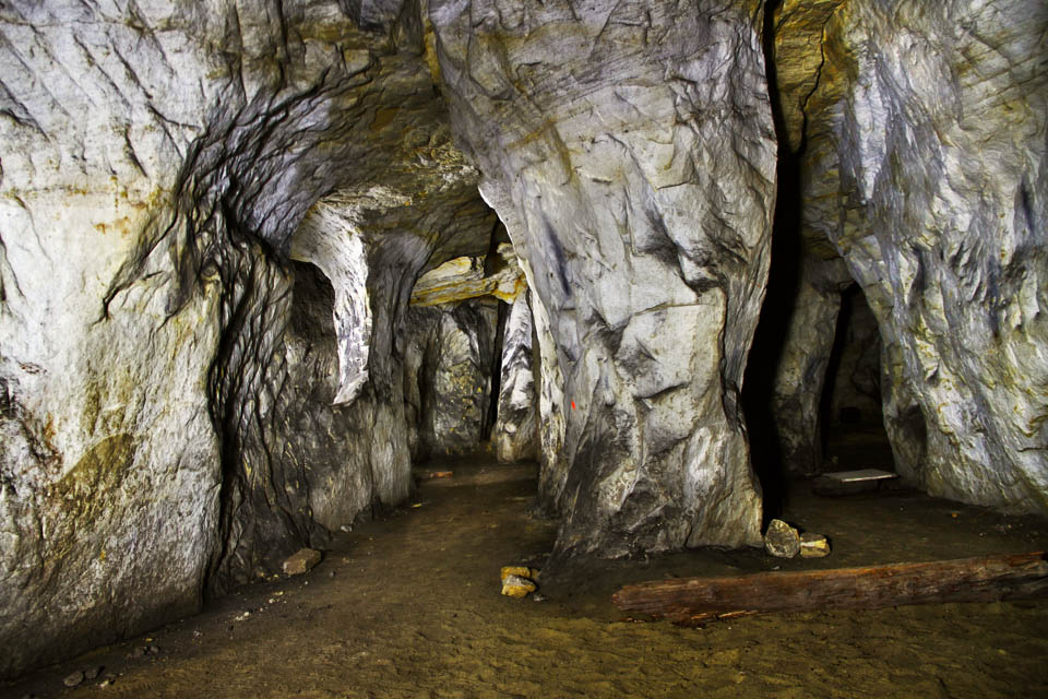 Stěny navápněné na bílo vypadají jako by byly z vápence, i když má Bílý kůň ke krasu hodně daleko.