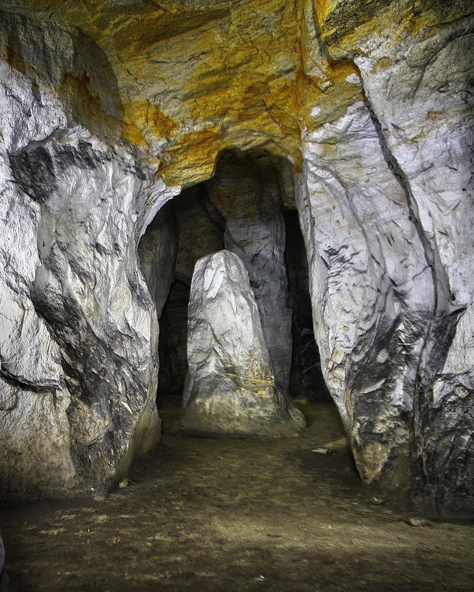 Vyvrcholením a hlavním srdcem labyrintu je pískovcový obelisk ve tvaru křesla zvaný prostě menhir. Někteří pátrači věří v jeho magickou moc.