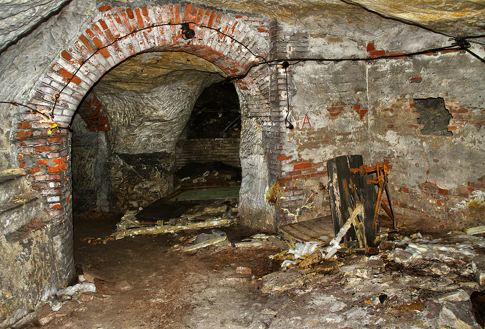 Zaklenuté vstupní prostory skrývají váhu a nejzachovalejší pozůstatky elektroinstalace.