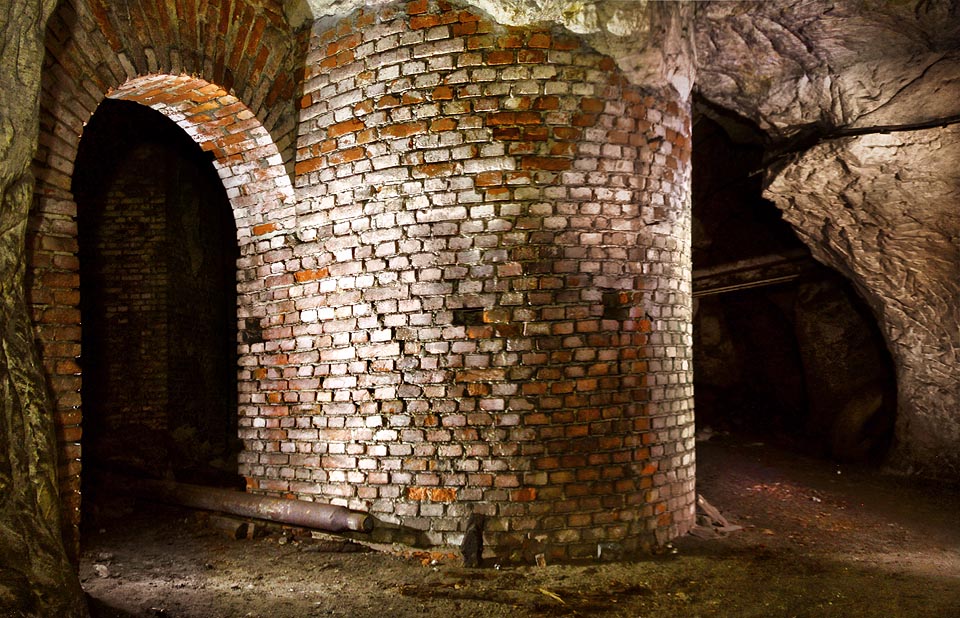 Vyzděné části podzemního labyrintu záhy přechází v rostlou skálu.