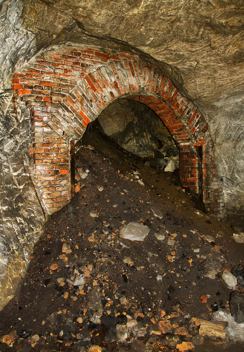 Také ostatní vstupy a vchody jsou zasypány struskou a sutí.