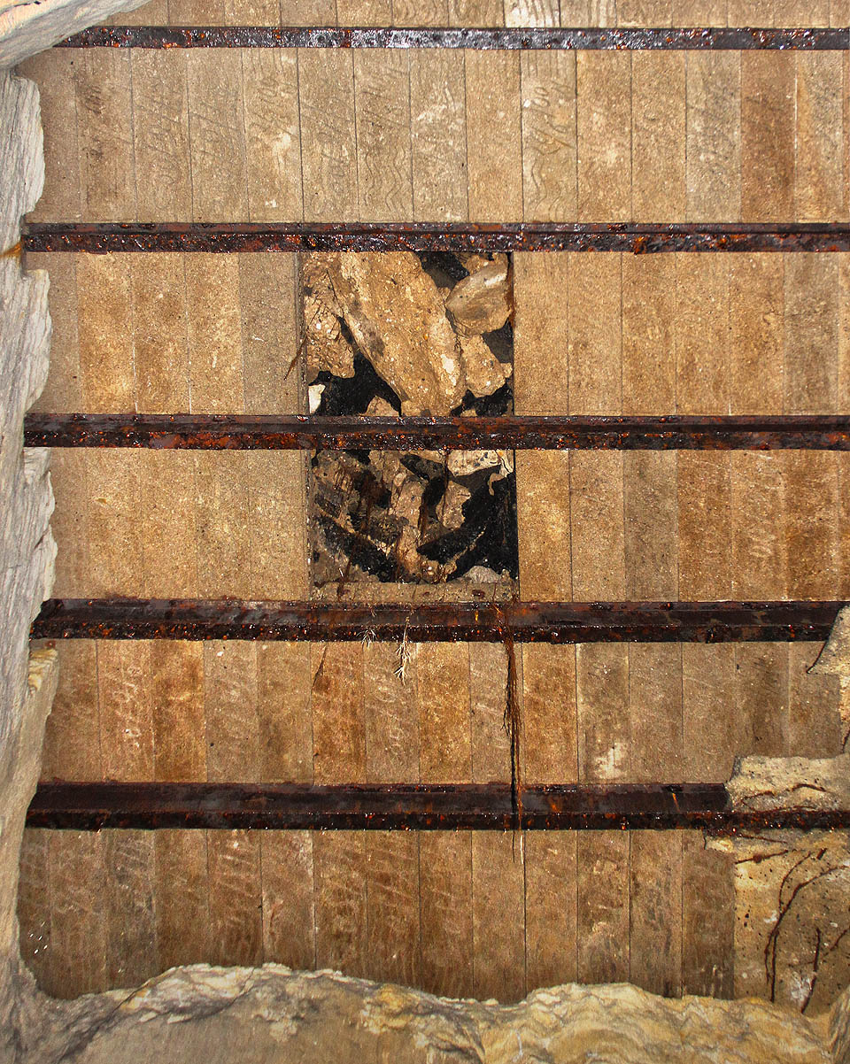 Strop podzemní pískovny je místy tvořen traverzami, jejichž životnost je zjevně omezená.