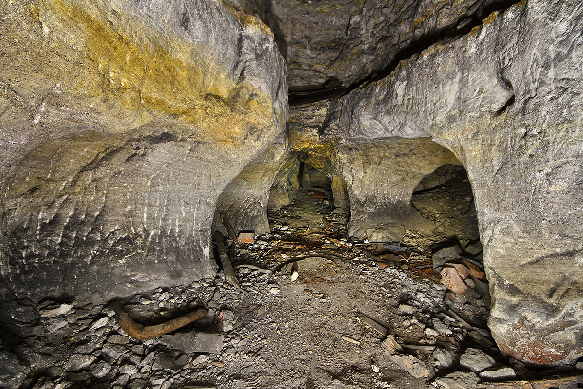 Ačkoliv nebylo narozdíl od Bílého koně podzemí v Indiánce vyvápněno, přesto nabízí zajímavou vícebarevnou podívanou.