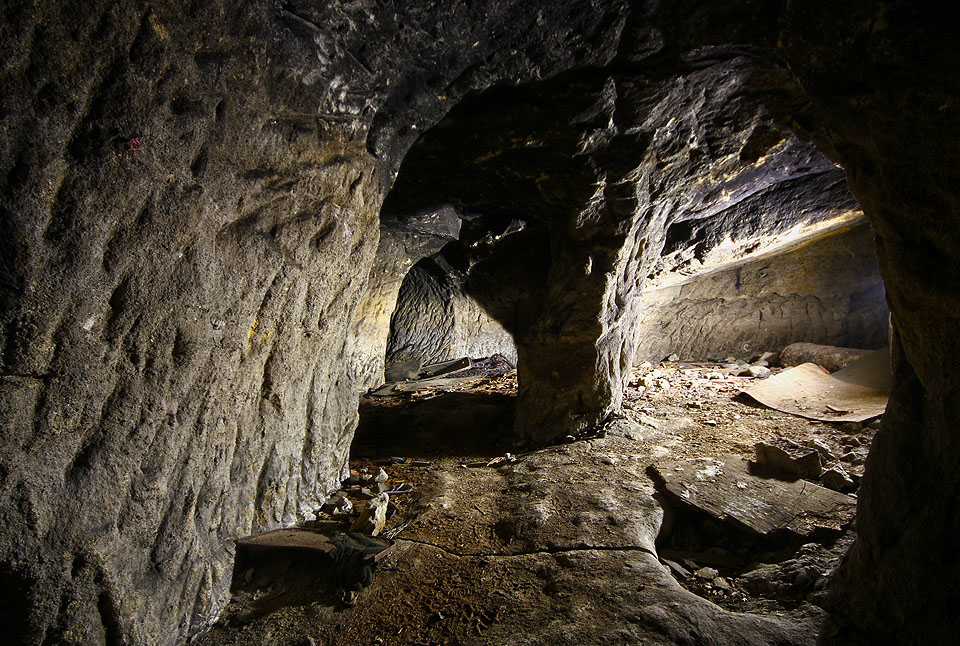 Za pilířem vlevo vzadu vybíhá ze síně slepá chodba, která naznačuje, kudy (by) mohly chodby pokračovat až k Bílému koni.