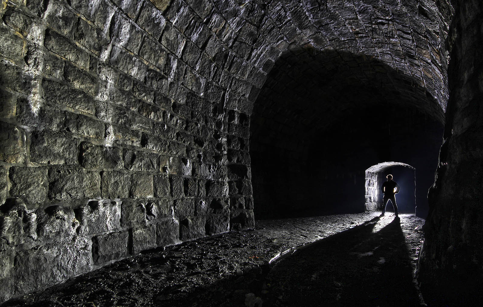 Profil chodeb se několikrát mění, šířka je nejčastěji okolo 3 m.