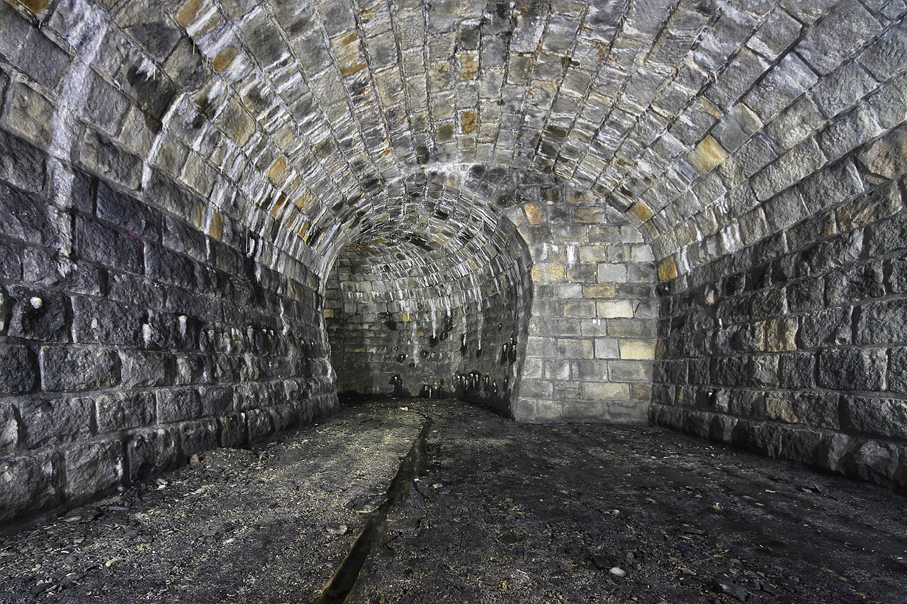 Největší prostora mimo vlastní tunelovou rouru, kterou vedou koleje. Tady je v podlaze alespoň drenážní žlábek.