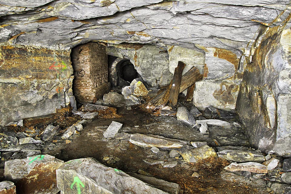 Při pohledu na několikatunové kamenné bloky na podlaze člověk mimoděk ztiší hlas a hledá cestu, kudy co nejrychleji uniknout z kritických úseků štol.