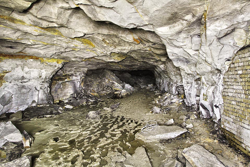 Celý důl byl ražen v mírném sklonu tak, že nejzadnější chodby jsou až o 50 m výše než vstupní portály kmenových štol. Přesto jsou za některými závaly jezera plná průzračné vody nebo třeba rozmoklá bahniště s negativními vlivy na statiku podzemních chodeb.