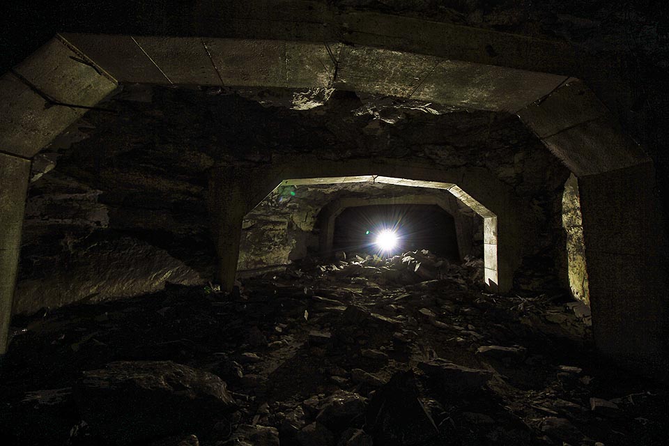 Pohyby horniny jsou někdy hrozivé. Nezřídka dojde k tomu, že zdánlivě stabilní železobetonové pasy praskají a hroutí se společně s kusy vápence.