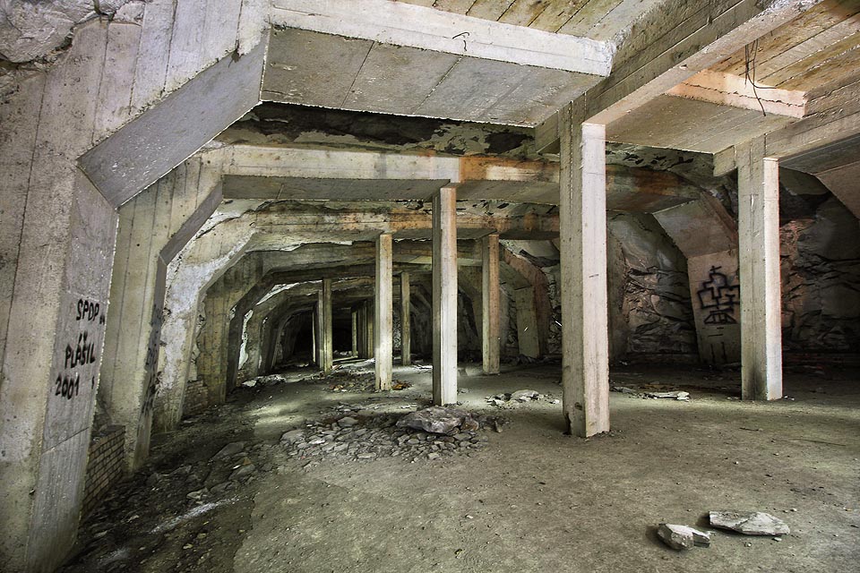 Poměrně rozměrné síně mohly posloužit k umístění velkého množství výrobních strojů a zařízení.