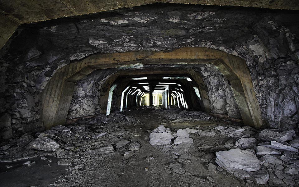 Podlaha ve sloupových sálech je betonová, na mnoha místech však vlivem bobtnání slínovců v podloží a pádem kamenných bloků ze stropu popraskala.