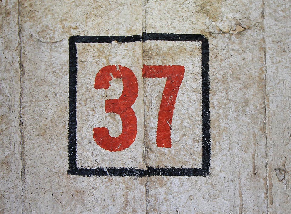 Ručně malovaná čísla štol z 2. světové války nedovolí návštěvníkům (pokud mají mapu) zabloudit.