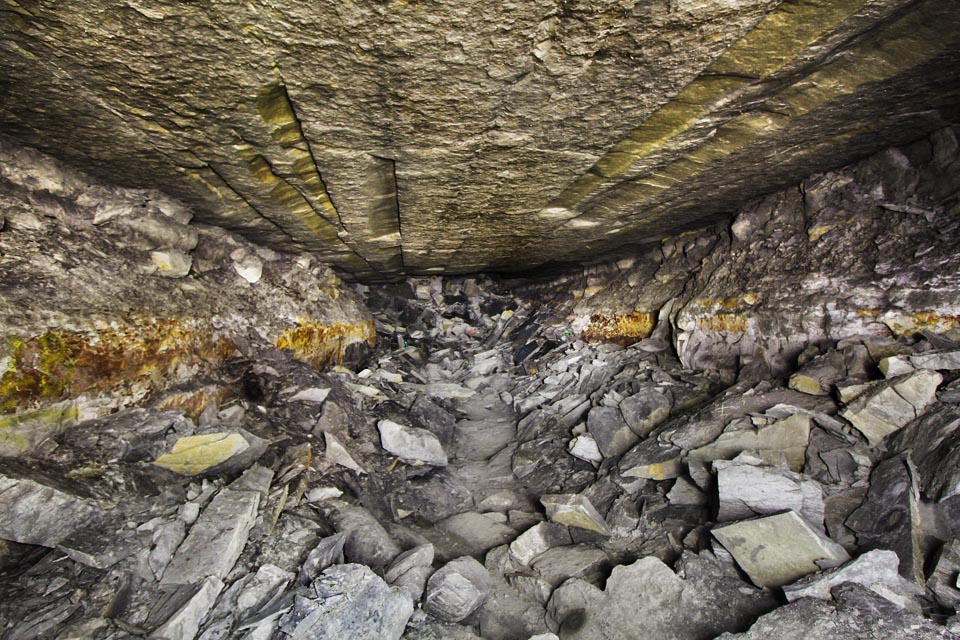 Na některých místech došlo k těžko představitelnými monumentálním závalům. Zde kráčíme asi metr nad původní úrovní stropu kmenové štoly D. Celé skalní bloky se utrhly a zavalily chodbu, nad kterou vznikla nízká prostora se stropem tvořeným rostlou kamennou deskou hrozící dalším zřícením.
