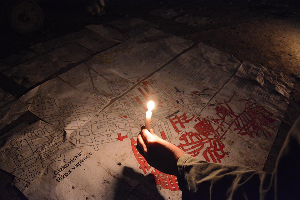 Na webu je k dispozici celá řada plánků podzemní továrny Richard. Červeně bývají vyznačené zavalené a navždy nepřístupné části labyrintu.