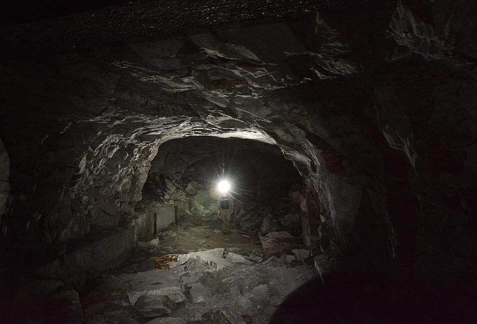 Některé chodby uchvátí svojí velikostí, jindy člověk trne hrůzou při pohledu na mnohatunové skalní bloky vypadlé ze stropů či stěn.