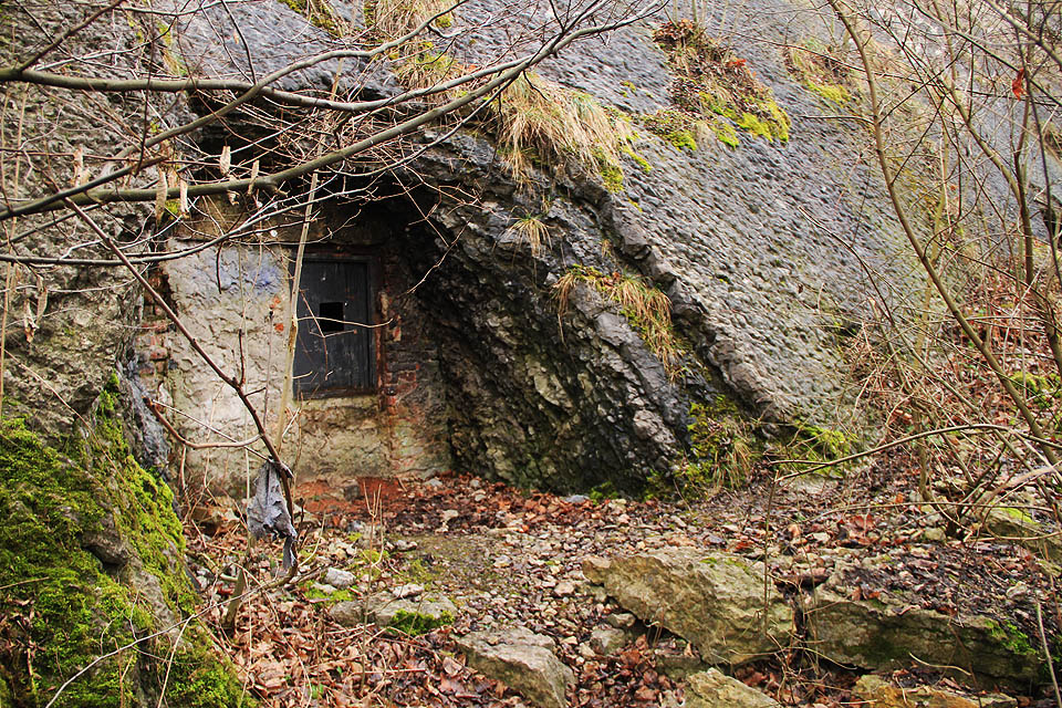 Kdo by se neměl chuť soukat čtvercovým okénkem, může zkusit nedaleká dvířka. Střídavě bývají zamčená a vyražená.