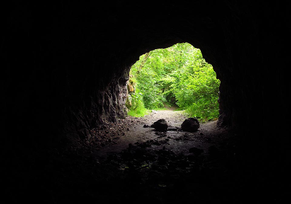 Naproti tomu vstup do štoly je volný. Tedy aspoň pro ty, kteří se nebojí legendy o oběšené ženě, jíž našli na trámu zavěšeném pod stropem štoly.