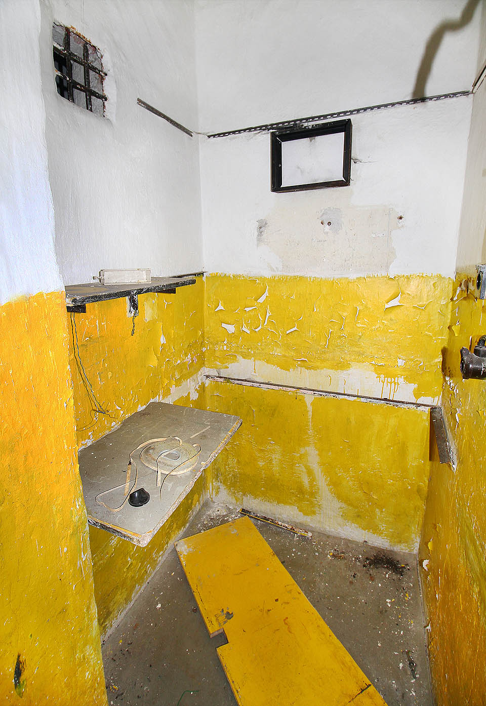 Místnost nejasného účelu - snad sloužící pro telefonní ústřednu nebo dobíjení akumulátorů?