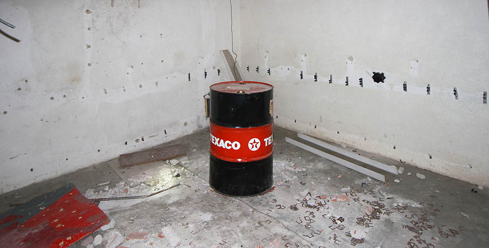 Slibně vypadající barel v podzemním skladišti je dokonale prázdný.