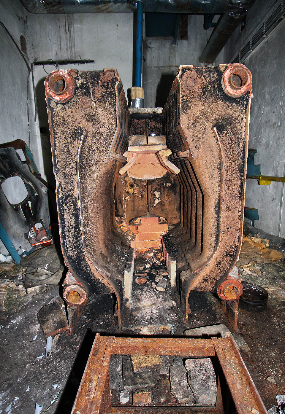 Rozšklebené torzo kotle připomíná ze všecho nejvíc zapáchající útroby vyvržené velryby.