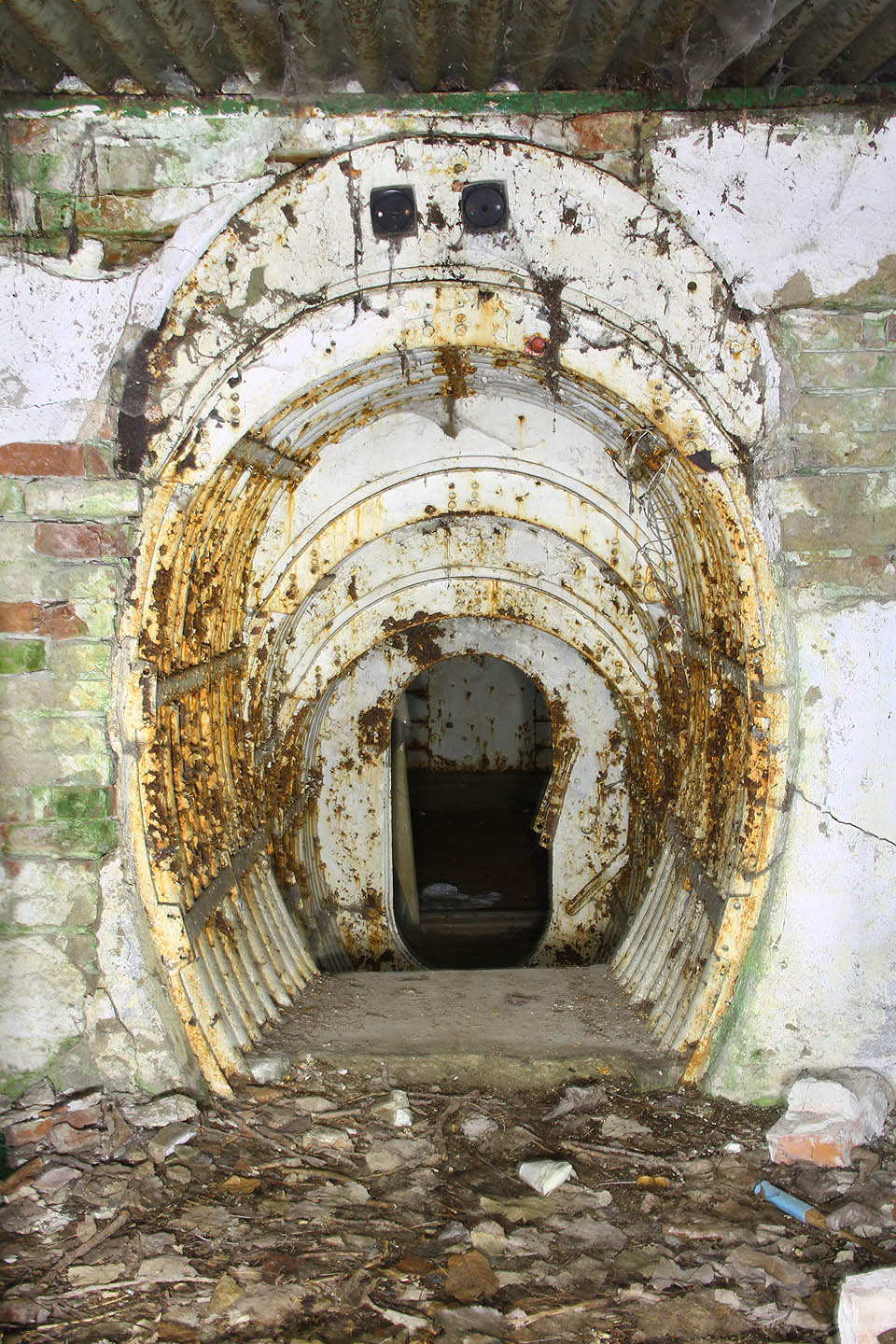 Prvním podzemním objektem je úkryt ÚO-3 pro obsluhu vidové hlásky na povrchu, která by již neměla možnost se dostat do samotného zodolněného stanoviště.