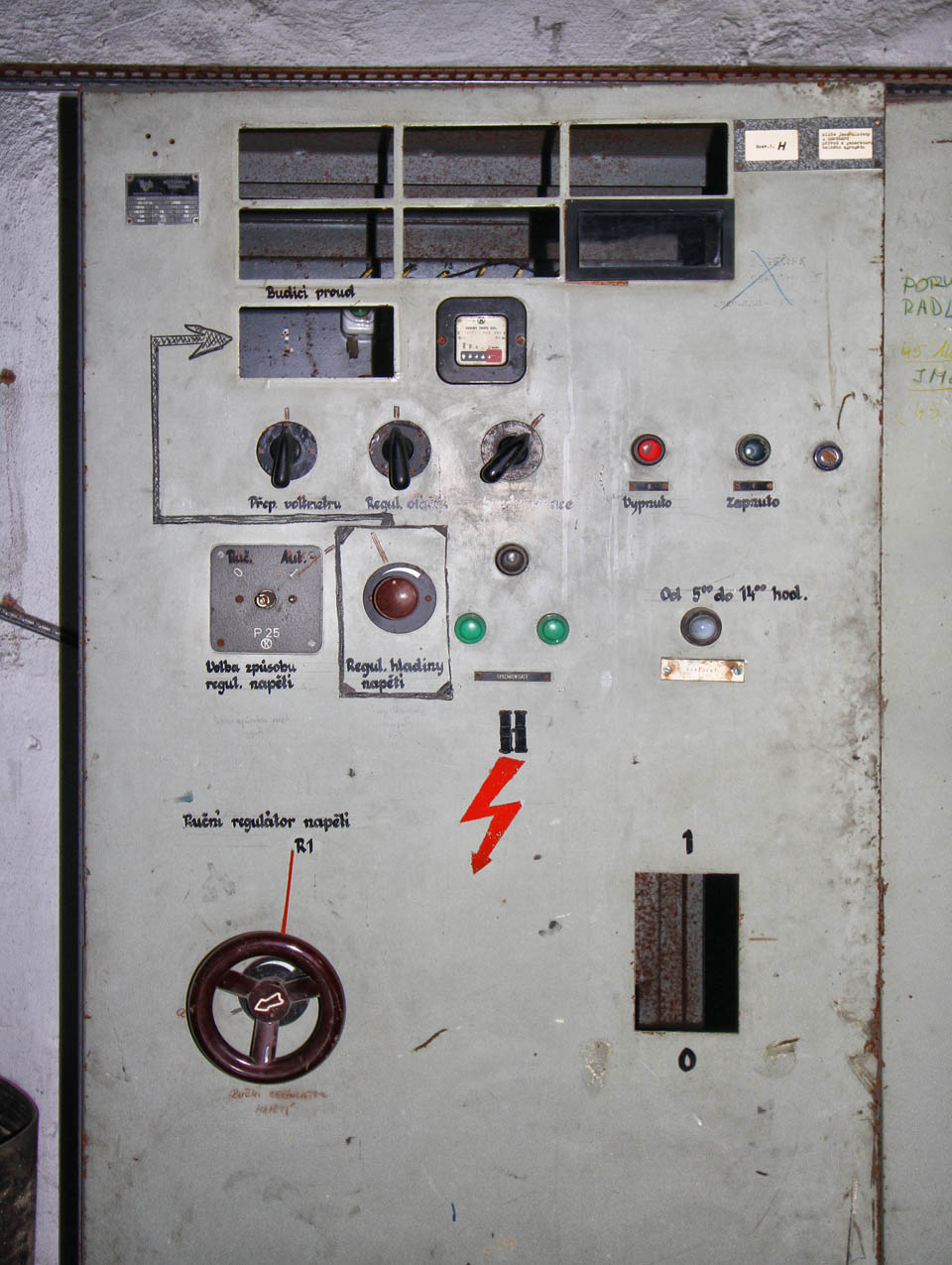 Některé ovládací prvky už dnes vyvolají úsměv na rtech. Tehdejší obsluha by však v případě války měla, co dělat.