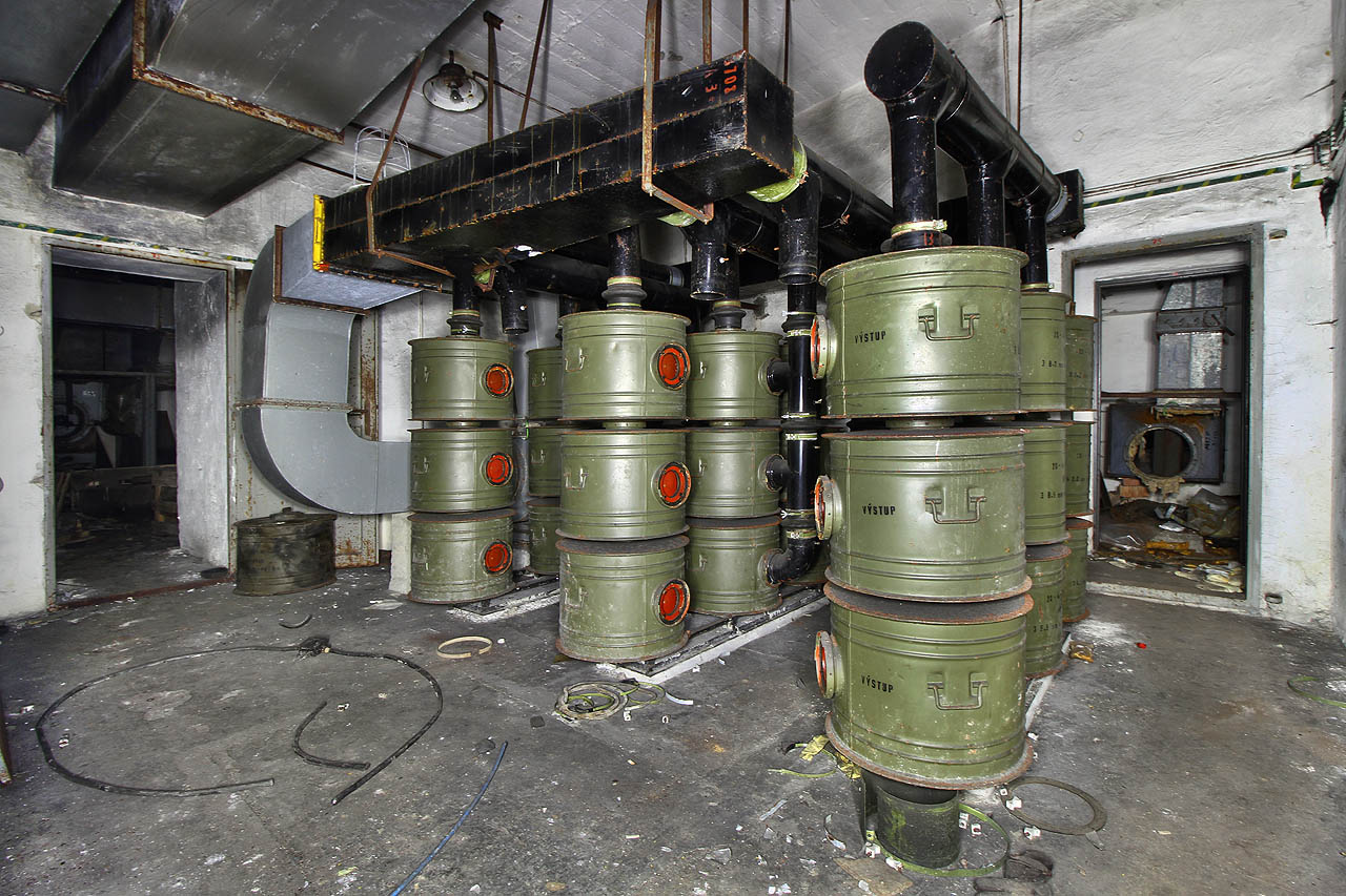 Pravděpodobně nejpůsobivějším místem v podzemí je místnost s kolonou prachových filtrů FP-100 zavěšených pod stropem kvůli větší pružnosti v případě otřesů.