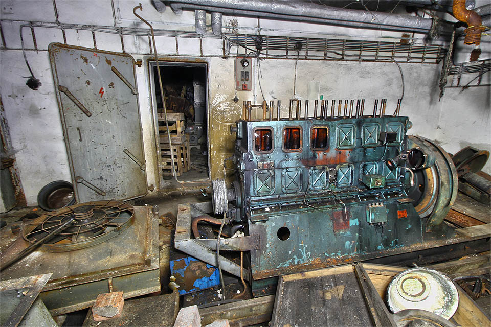 To je on - rozebraný šestiválec ze Škodovky, který jako by z oka vypadl svému většímu sourozenci z Moravské typografie v Brně.