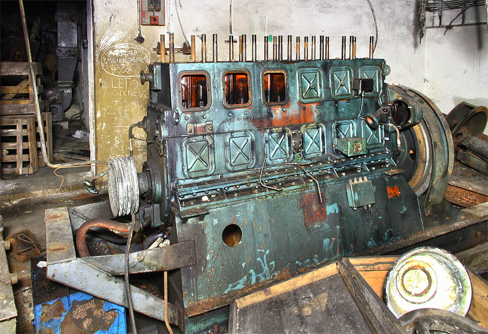 Tajně si přejeme alespoň na chvíli zaslechnout ohlušující řev stroje, který se však už nikdy neroztočí…