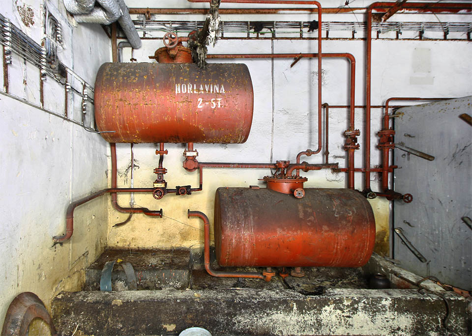 Oba kovové válce jsou dnes již beznadějně prázdné, přesto stále slabě voní po naftě.