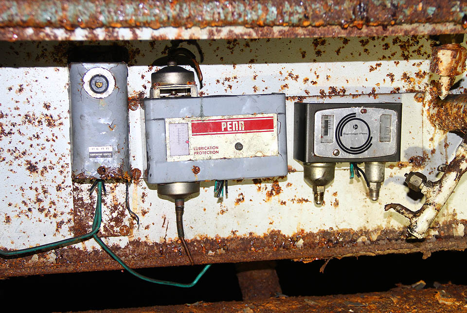 Zdá se, že dokonce ani za scoializmu se neobešli českoslovenští vojáci bez amerických komponent svých strojů. Usuzujeme tak podle exotického zařízení pro mazání původem pravděpodobně z Pennsylvánie.