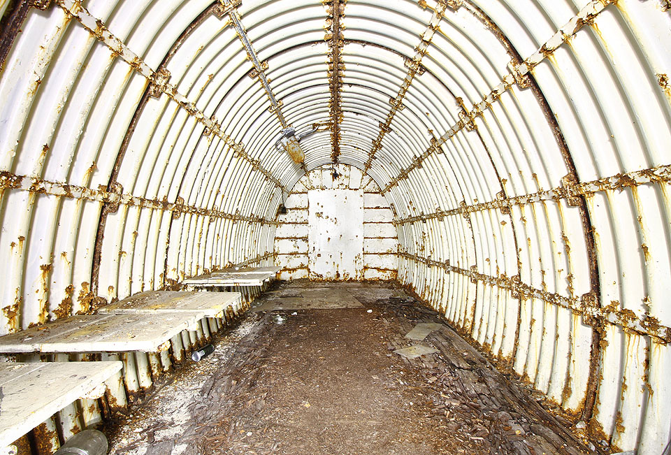 Bílá barva stěn omezuje případné klaustrofobické pocity ukrývajících se. Tak by mělo vypadat každé podzemí.